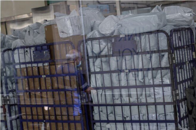Mỹ giảm thuế hàng giá trị thấp từ Trung Quốc xuống còn 54%