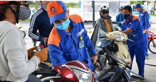 Đề xuất giảm 2% thuế VAT với xăng dầu, máy giặt, lò vi sóng