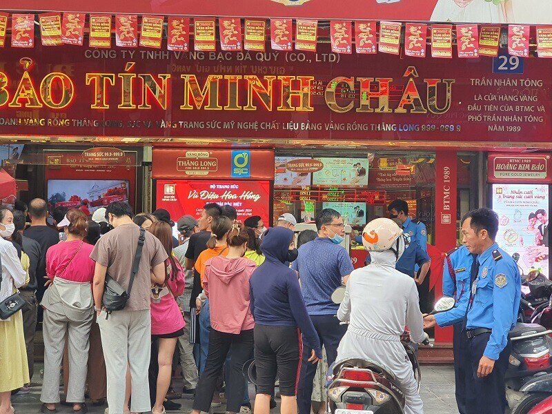 Giá vàng chiều 13/5 bật tăng dữ dội, cửa hàng trên phố vàng chật kín