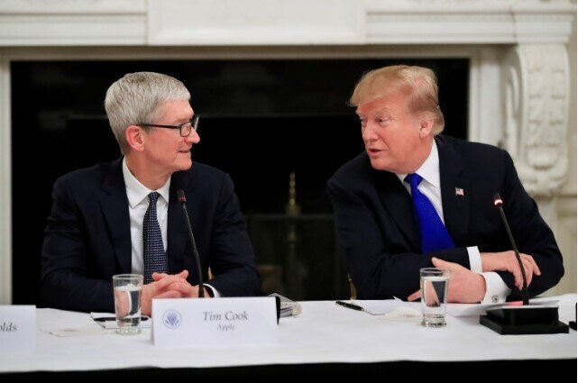 Ông Donald Trump đưa ra yêu cầu đặc biệt về iPhone với CEO Apple