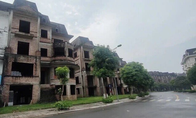 Biệt thự, nhà liền kề bỏ hoang la liệt, giá vẫn “trên trời”