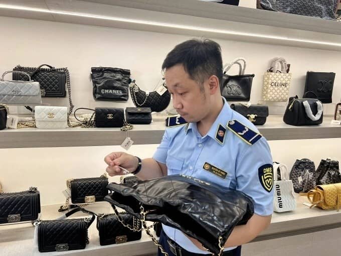 Nhiều hàng giả Chanel, LV, Dior được bán trên tuyến phố du lịch Đà Nẵng