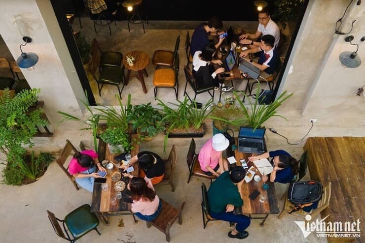 Khách gọi một ly cà phê rồi "cắm rễ" cả ngày, chủ quán có nên bịt ổ điện?