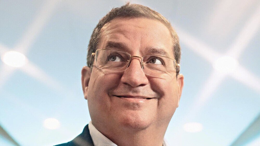 Tỷ phú nhập cư đang “thách thức” Elon Musk là ai?