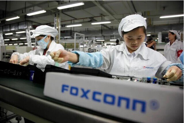 Apple thà tăng giá iPhone còn hơn đem về Mỹ sản xuất