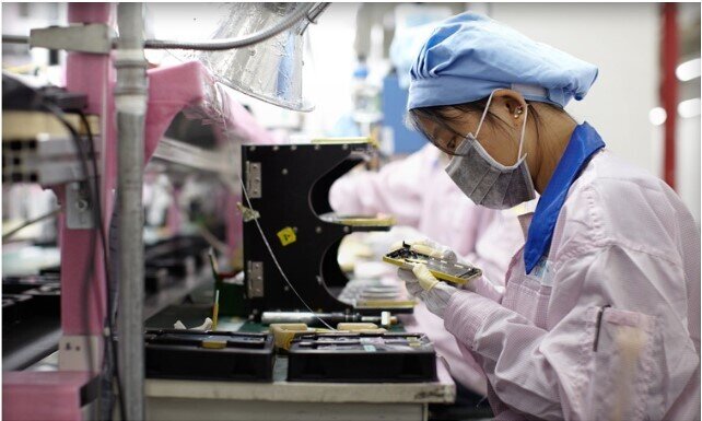 Apple thà tăng giá iPhone còn hơn đem về Mỹ sản xuất
