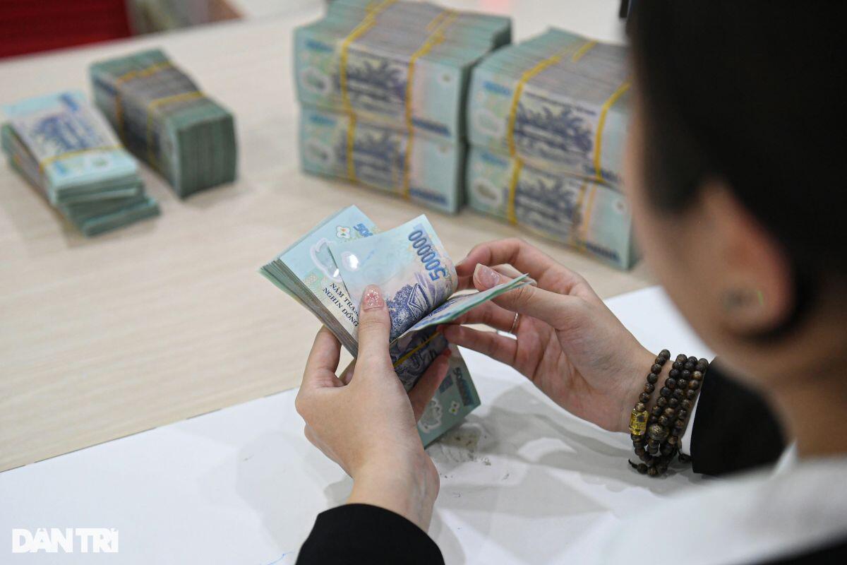 Vì sao tiền gửi vào ngân hàng vẫn lập kỷ lục dù lãi suất thấp?