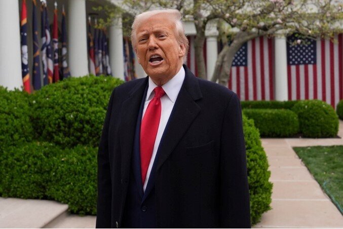 Chuyện gì xảy ra sau khi tòa án chặn thuế của ông Trump?