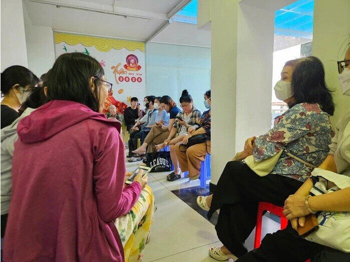 Nhiều người xếp hàng chờ mua vàng sau khi giá vàng miếng SJC, vàng nhẫn giảm