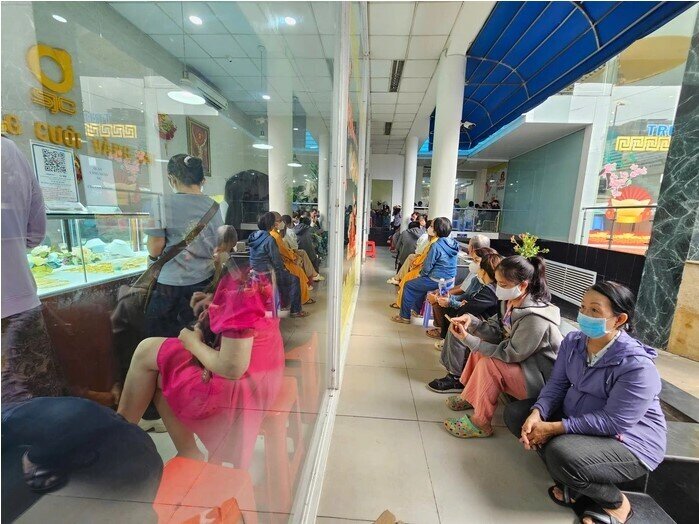 Nhiều người xếp hàng chờ mua vàng sau khi giá vàng miếng SJC, vàng nhẫn giảm