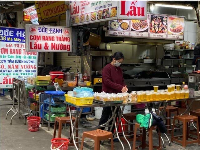 Nhiều cửa hàng chỉ nhận tiền mặt, nếu chuyển khoản thêm thuế 8%