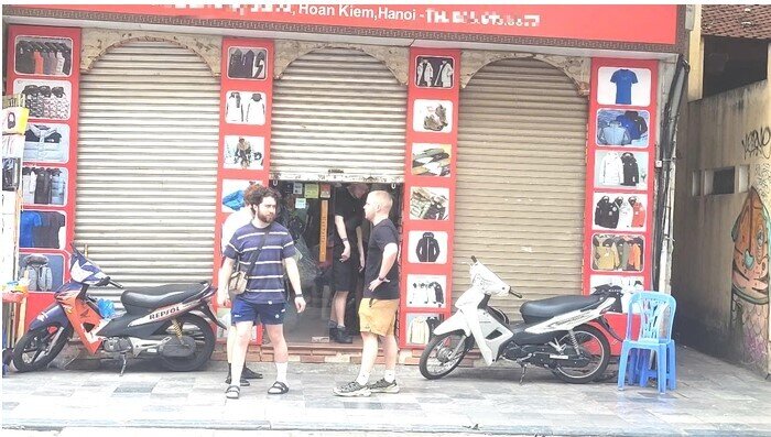 Bất ngờ với cách bán hàng "hé cửa" của tiểu thương phố cổ Hà Nội