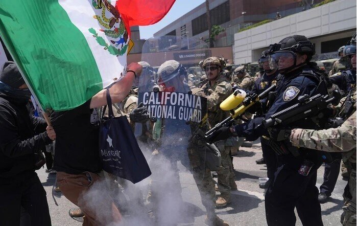 700 lính thủy đánh bộ lên đường đến Los Angeles, bang California phản ứng mạnh