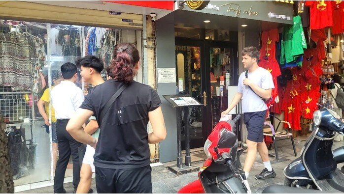 Bất ngờ với cách bán hàng "hé cửa" của tiểu thương phố cổ Hà Nội