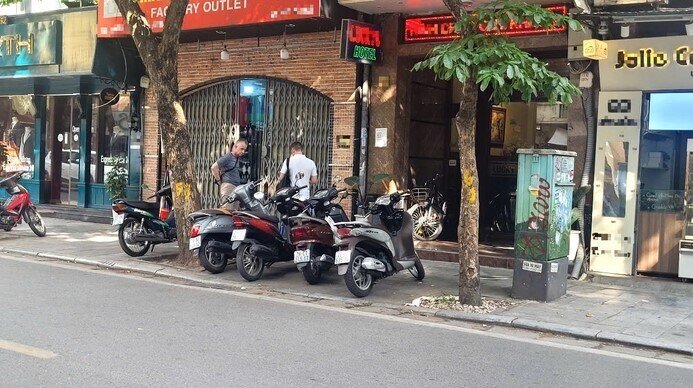 Bất ngờ với cách bán hàng "hé cửa" của tiểu thương phố cổ Hà Nội