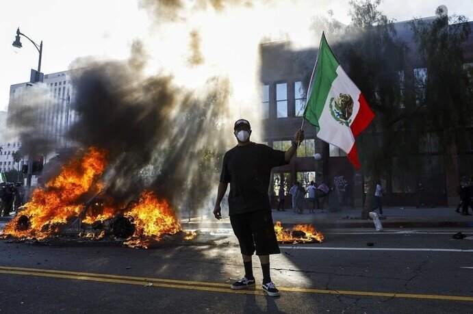 700 lính thủy đánh bộ lên đường đến Los Angeles, bang California phản ứng mạnh