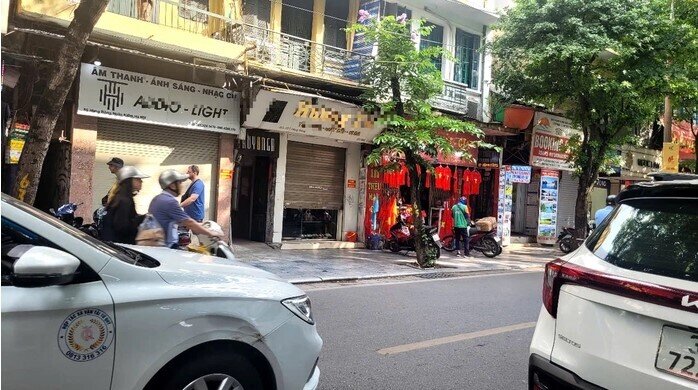Bất ngờ với cách bán hàng "hé cửa" của tiểu thương phố cổ Hà Nội