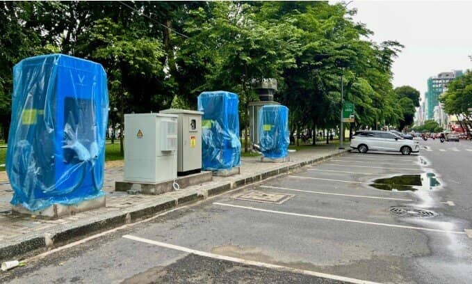 Lắp đặt trụ sạc siêu nhanh cho xe điện đỗ dưới lòng đường