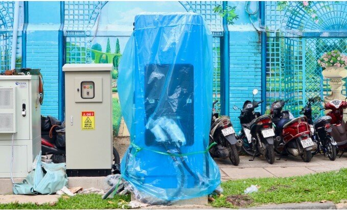 Lắp đặt trụ sạc siêu nhanh cho xe điện đỗ dưới lòng đường