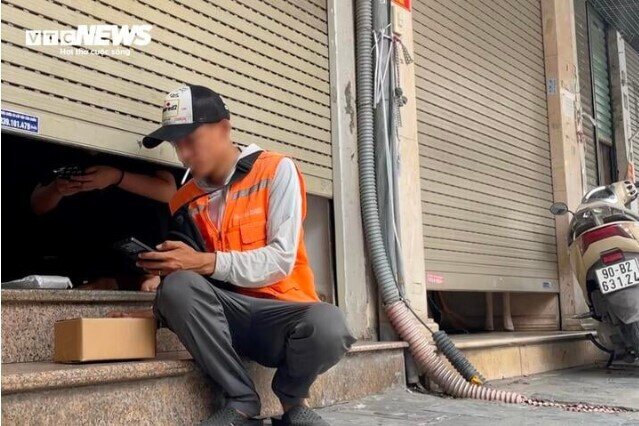 Kỳ lạ cảnh mua bán vụng trộm, luồn cúi, thấp thỏm canh chừng trên phố cổ Hà Nội