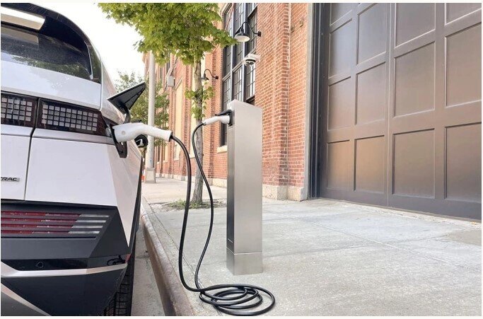 Lắp đặt trụ sạc siêu nhanh cho xe điện đỗ dưới lòng đường