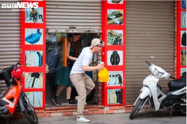 Kỳ lạ cảnh mua bán vụng trộm, luồn cúi, thấp thỏm canh chừng trên phố cổ Hà Nội