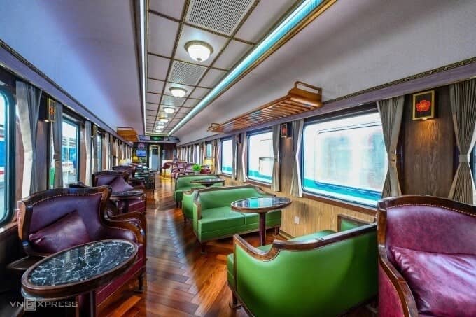 Khách chọn đi tàu hỏa để tiết kiệm gần 50% tiền vé máy bay