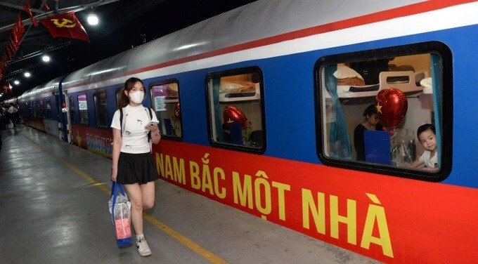 Khách chọn đi tàu hỏa để tiết kiệm gần 50% tiền vé máy bay
