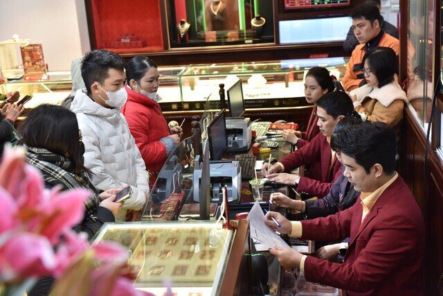 Mua bán vàng từ 20 triệu đồng sắp buộc phải chuyển khoản?
