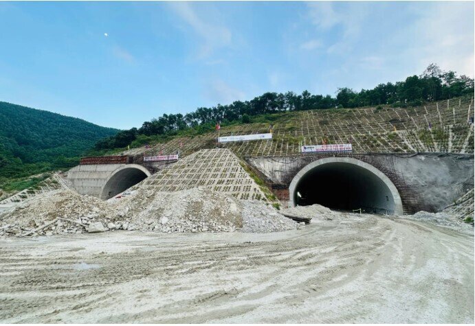 Hầm xuyên núi dài thứ 3 Việt Nam sẽ được đào thông chỉ sau 1 tháng nữa