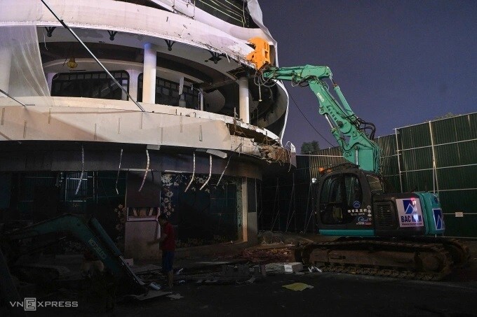 Hà Nội phá dỡ 'Hàm cá mập'