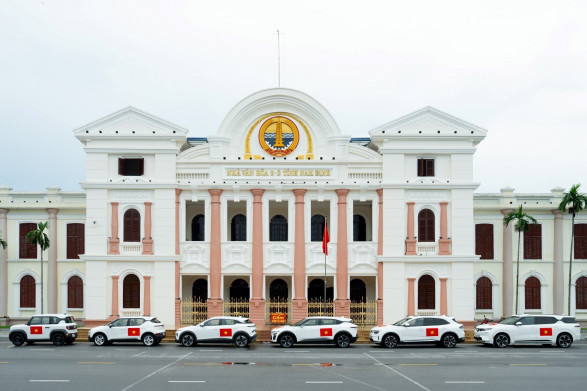 VINFAST TẶNG 100.000 BỘ DECAL QUỐC KỲ - MỪNG 80 NĂM QUỐC KHÁNH