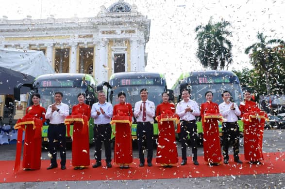 VINBUS KHAI TRƯƠNG TUYẾN BUÝT ĐIỆN MIỄN PHÍ E11 - PHỤC VỤ NGƯỜI DÂN THAM QUAN CÁC ĐIỂM DU LỊCH