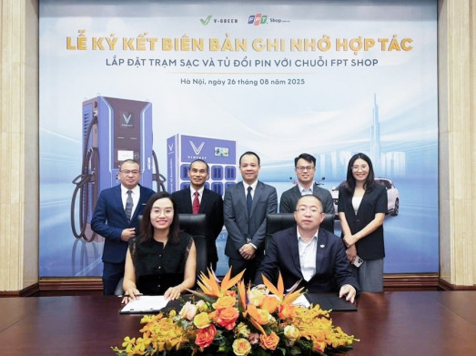 V-GREEN VÀ FPT RETAIL HỢP TÁC TRIỂN KHAI HÀNG NGHÌN ĐIỂM SẠC Ô TÔ ĐIỆN VÀ ĐỔI PIN XE MÁY