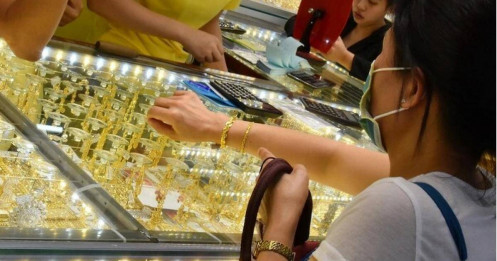 Biến động mạnh, giá vàng miếng SJC chạm mức 121 triệu đồng/lượng