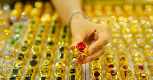 Tháo vòng kim cô quản lý, giá vàng mới hết "vênh"