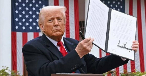 Ông Trump tiếp tục gửi thư thông báo thuế với một loạt nước, một quốc gia bị áp thuế gấp 5 lần ban đầu tuyên bố sẽ đáp trả tương xứng