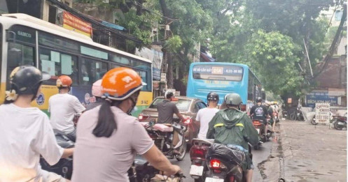 Người dân sống trong Vành đai 1 Hà Nội nói gì về cấm xe máy chạy xăng?