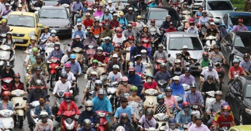 Thách thức khi Hà Nội loại bỏ xe máy xăng