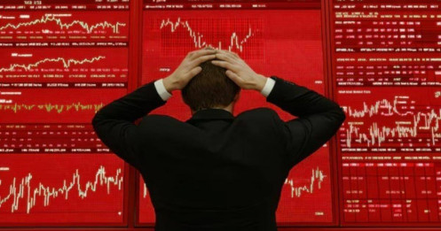 Tăng sốc rồi sập đổ, cổ phiếu khiến nhà đầu tư “ôm bom nổ chậm”