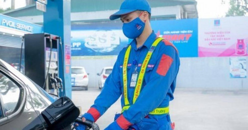 Giá xăng giảm, dầu tăng