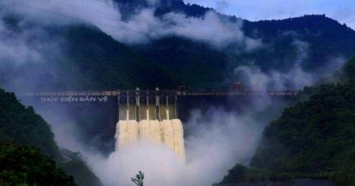 Nước lũ vẫn đổ về, nhiều hồ thuỷ điện tiếp tục xả lũ