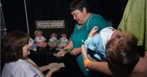 Chi hàng nghìn USD để nuôi 'những đứa trẻ không biết khóc'