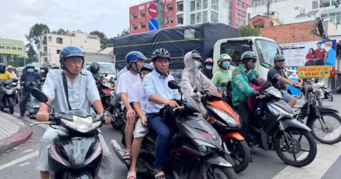 VAMM: Cần 2-3 năm để đổi xe xăng sang xe điện