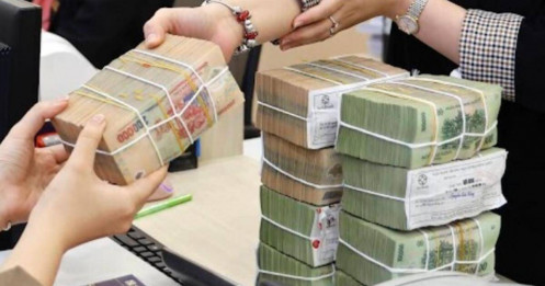 Người dân vẫn đua nhau gửi tiền vào ngân hàng