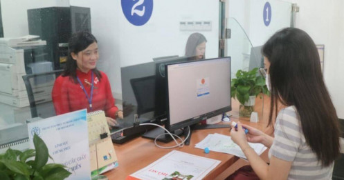 Từ 1/8, người Hà Nội 'được mời' ăn bánh, uống nước khi đi làm thủ tục hành chính