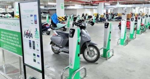 Xe máy điện và nghịch lý trạm sạc: Cư dân chờ điện, cơ quan còn “đo dây”