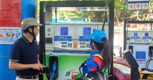 Xăng E10 xuất hiện, nhiều người mua ngay trong giờ đầu mở bán
