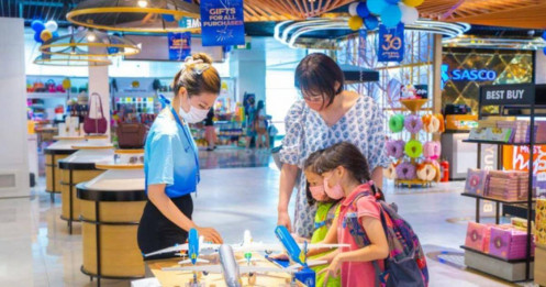 Kiếm cả trăm tỉ đồng nhờ bán đồ ăn, trà sữa, hàng miễn thuế...