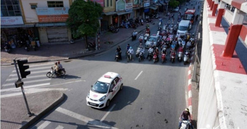 Dừng đèn đỏ trong bóng râm tránh nắng nóng, cẩn thận bị phạt tiền triệu như chơi